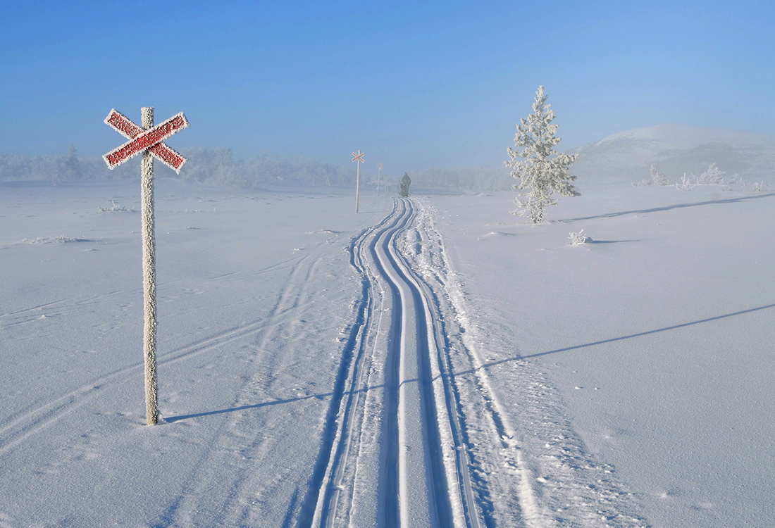 När du åker skidor längs Lyckoledens skidspår bjuds du på fjällvärldens kanske vackraste vyer. En fjällupplevelse i världsklass i Södra Årefjällen.