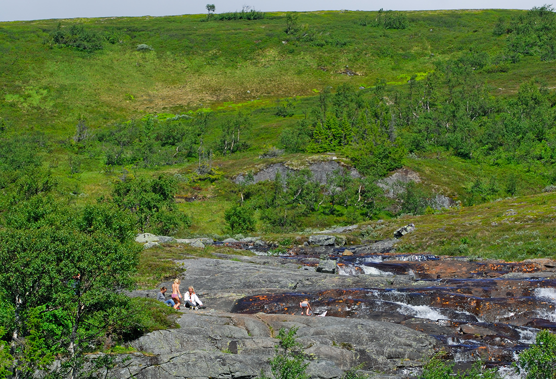 Bad i en av fjällbäckarna längs Björnbacksturen. En fjällupplevelse i världsklass i Södra Årefjällen.