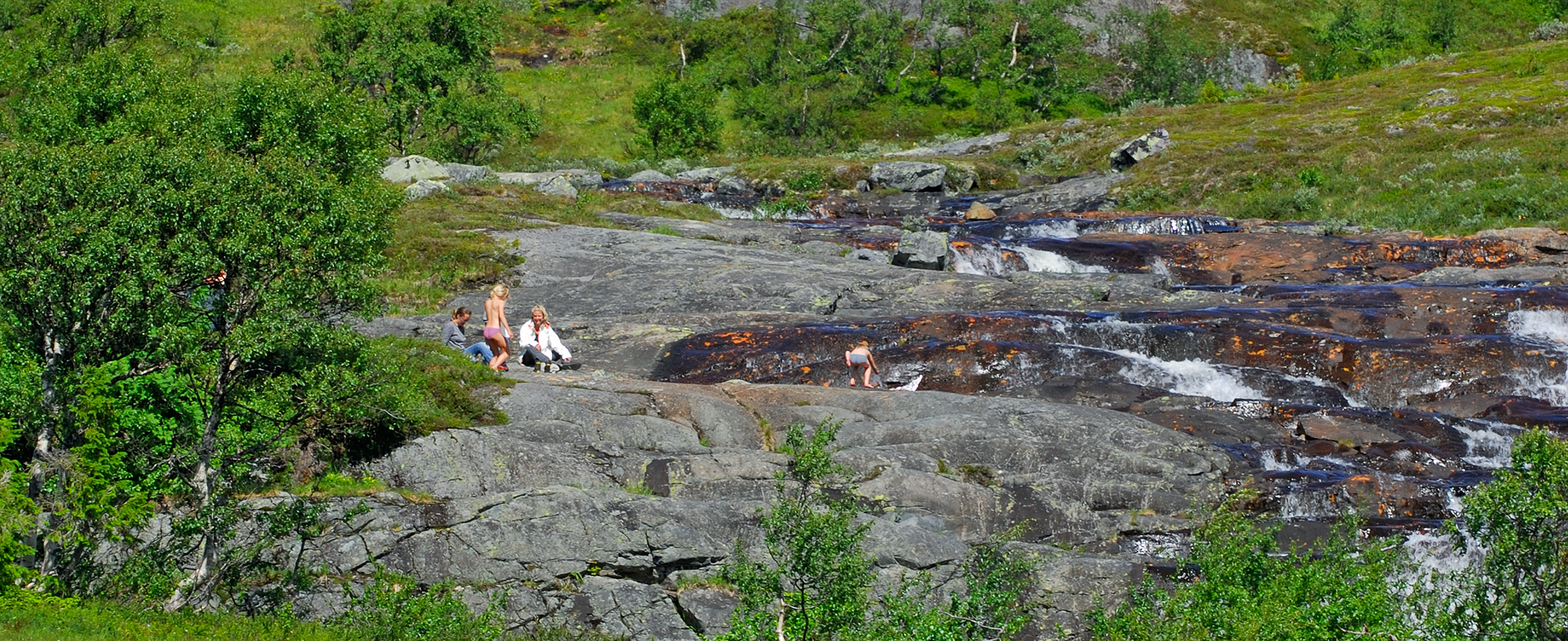 Bad i en av fjällbäckarna längs Björnbacksturen. En fjällupplevelse i världsklass i Södra Årefjällen.