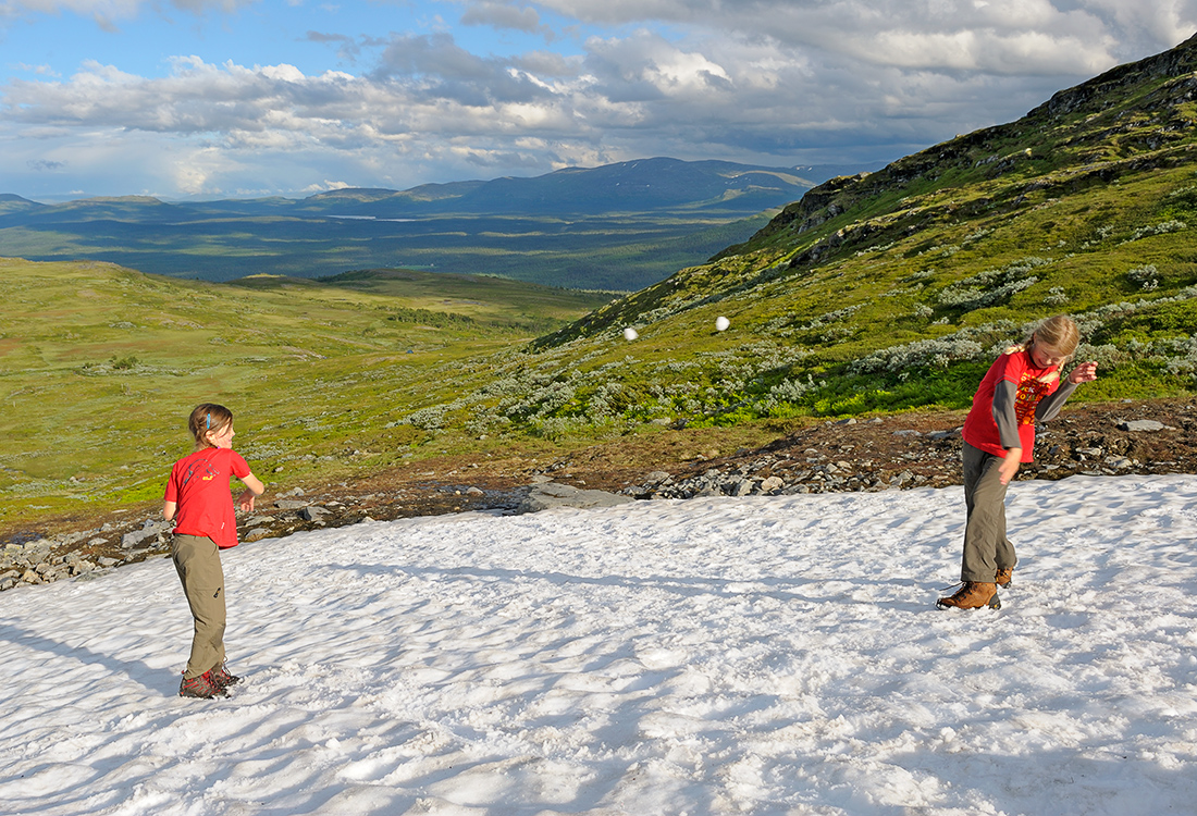 Snöbollskrig på snöfläck längs Björnbacksturen. En fjällupplevelse i världsklass i Södra Årefjällen.