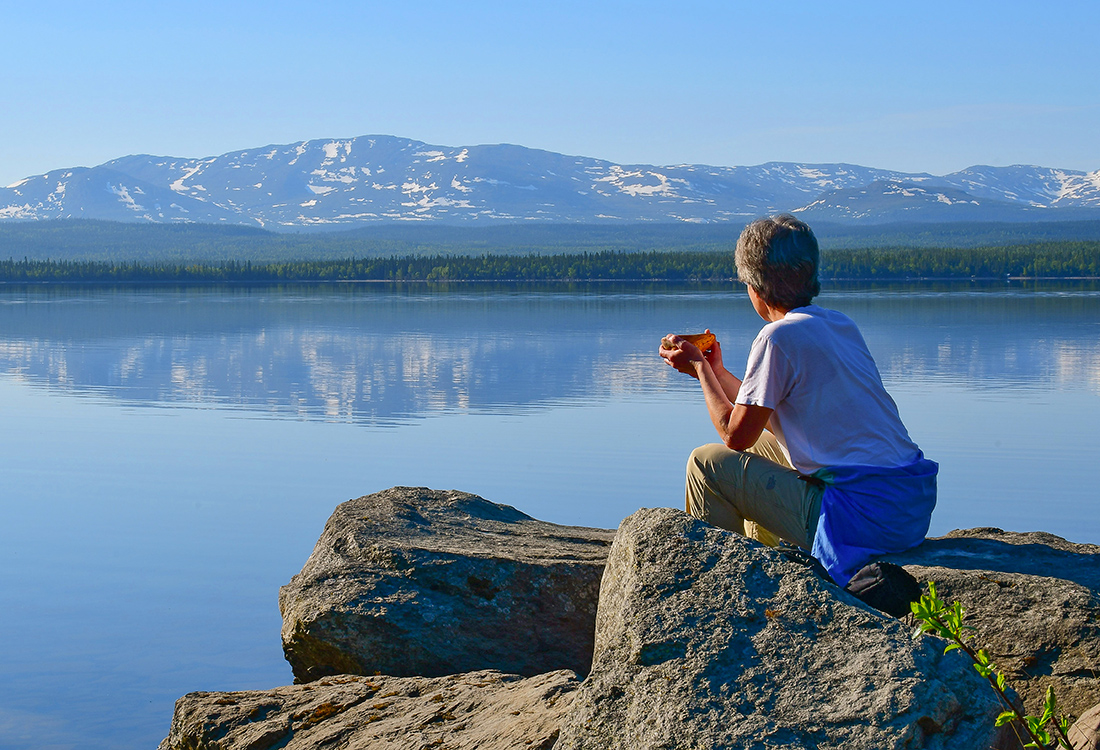 Längs norra ridvadsrundan har man fantastisk utsikt över Ottsjön. Fjällupplevelser i världsklass i Södra Årefjällen.